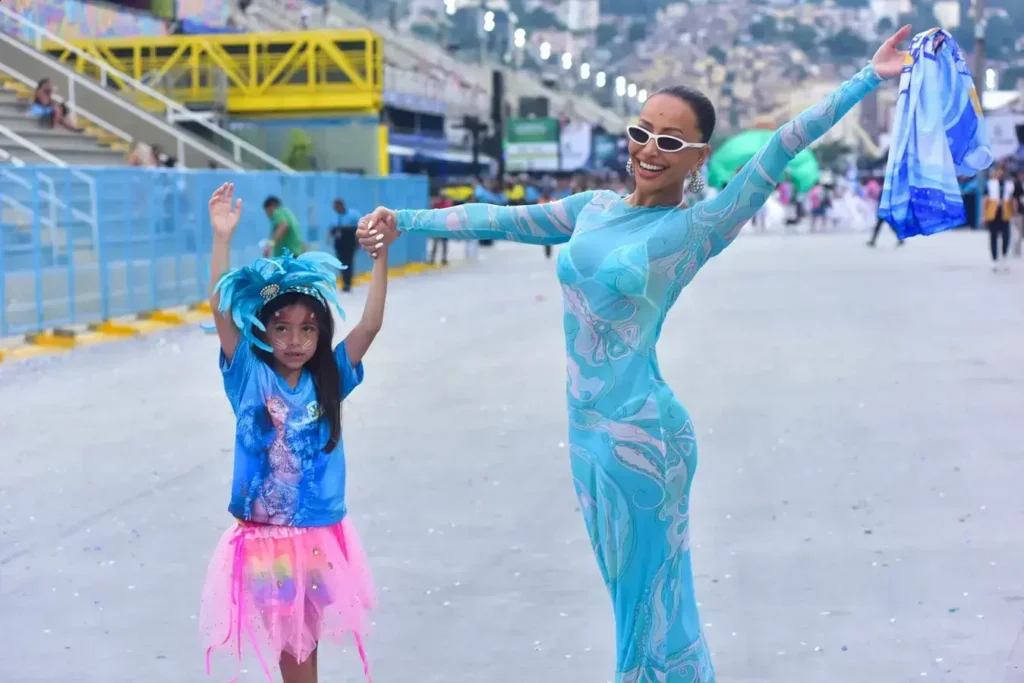 Zoe Sato brilha na Marquês de Sapucaí ao lado de Sabrina Sato