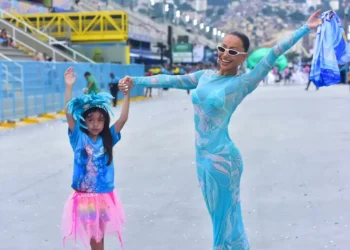 Zoe Sato brilha na Marquês de Sapucaí ao lado de Sabrina Sato