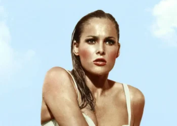A primeira Bond Girl Ursula Andress completa 90 anos e enfrenta crise financeira