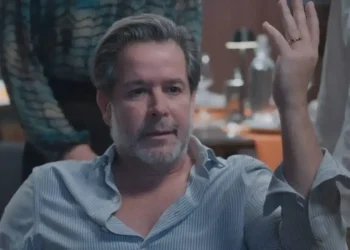 A reação impressionante de Ferette após ser cusparada na novela Três Graças