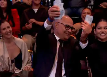 Amauri Soares faz dinheiro voar no Domingão com Alexandre Nero