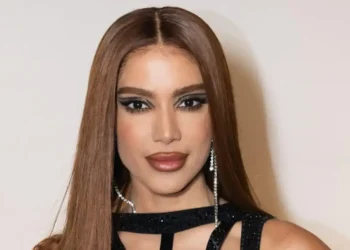 Anitta antecipa festa de aniversário e brilha em look ousado