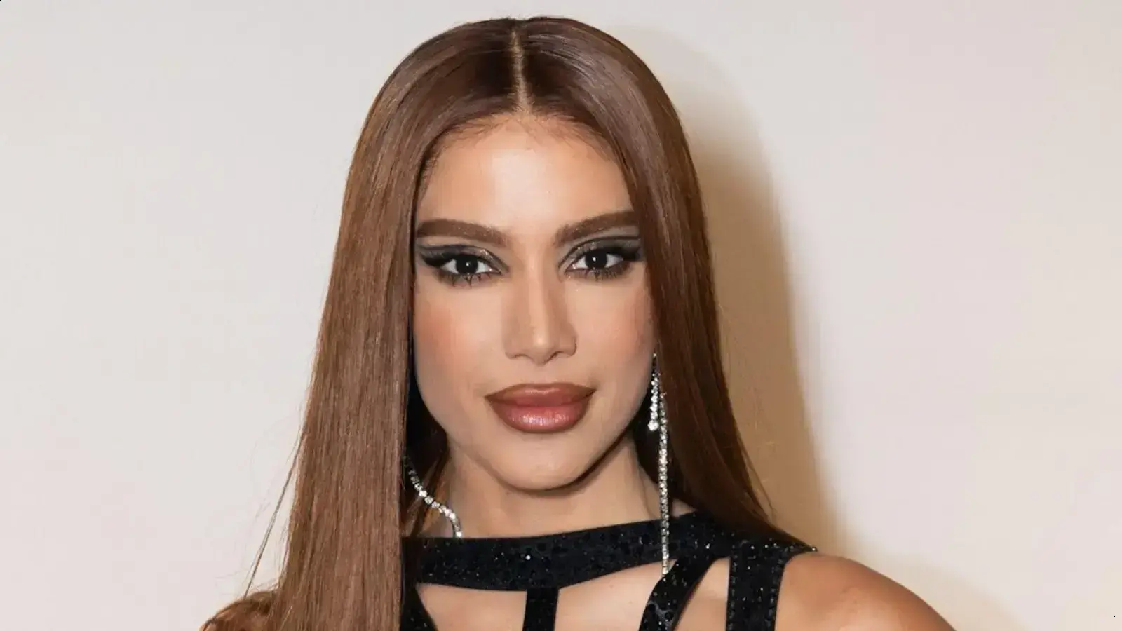 Anitta antecipa festa de aniversário e brilha em look ousado