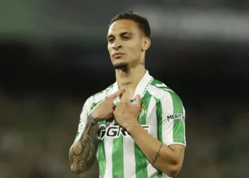 Antony é reintegrado aos treinos do Real Betis após recuperação de lesão