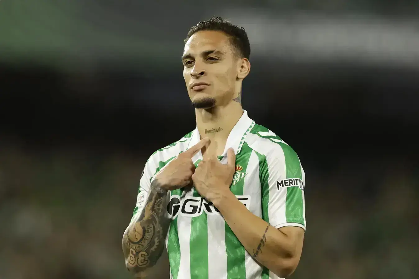 Antony é reintegrado aos treinos do Real Betis após recuperação de lesão
