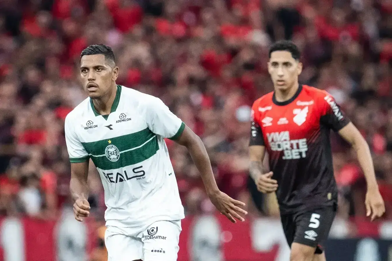 Athletico-PR e Coritiba se enfrentam em clássico emocionante no Brasileirão