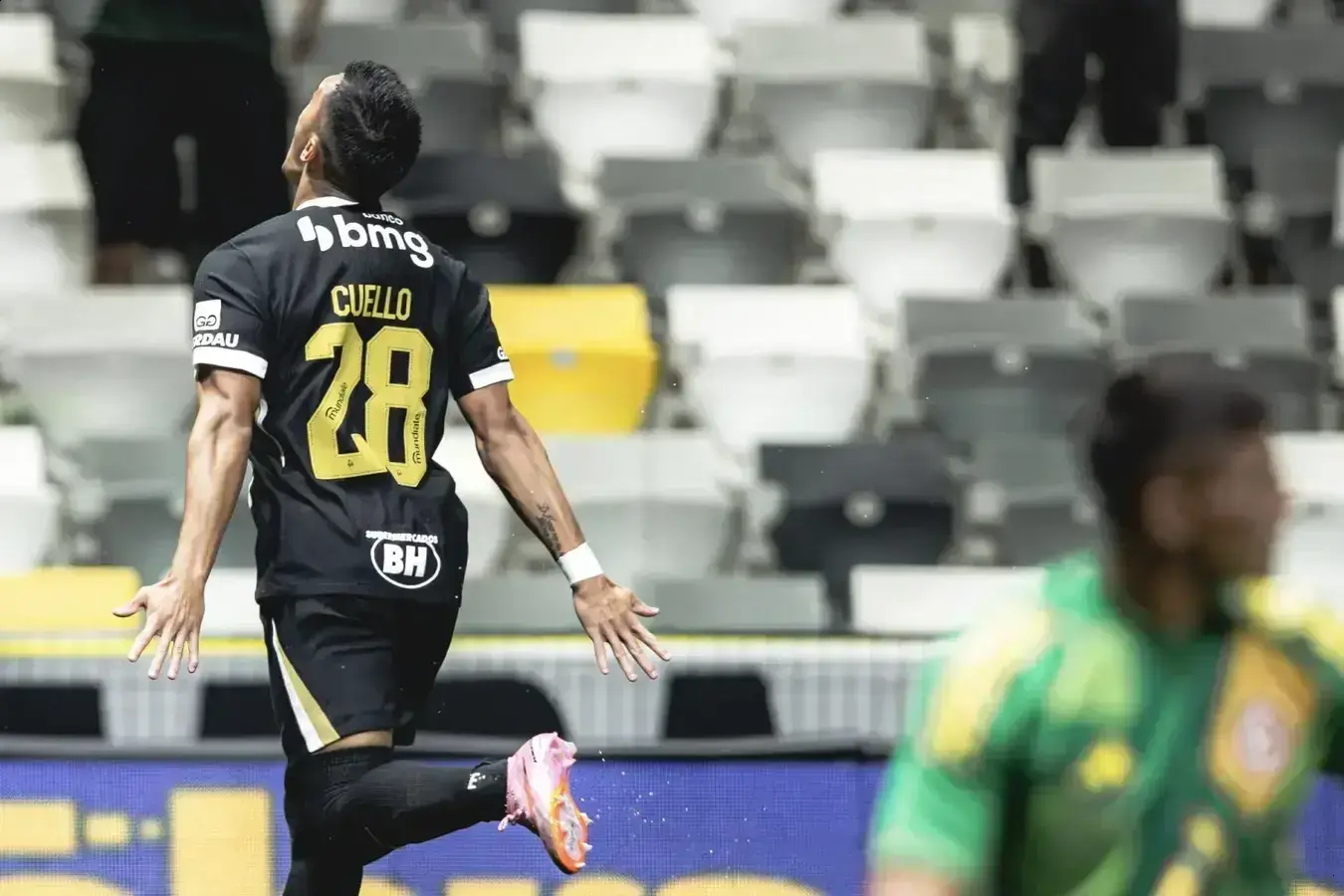Atlético Mineiro vence Internacional e respira no Campeonato Brasileiro