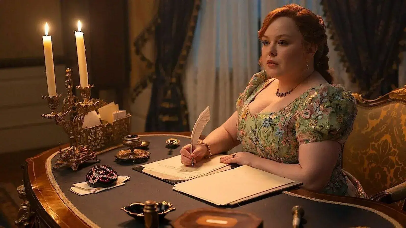 Bridgerton: A identidade secreta de Lady Whistledown surpreende os fãs na temporada 4