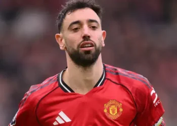 Bruno Fernandes supera Beckham e se destaca no Manchester United