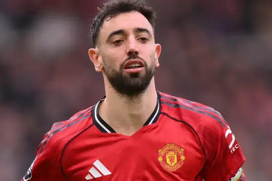 Bruno Fernandes supera Beckham e se destaca no Manchester United