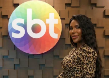 Carol Lekker é contratada pelo SBT após tatuar logo da emissora no pulso