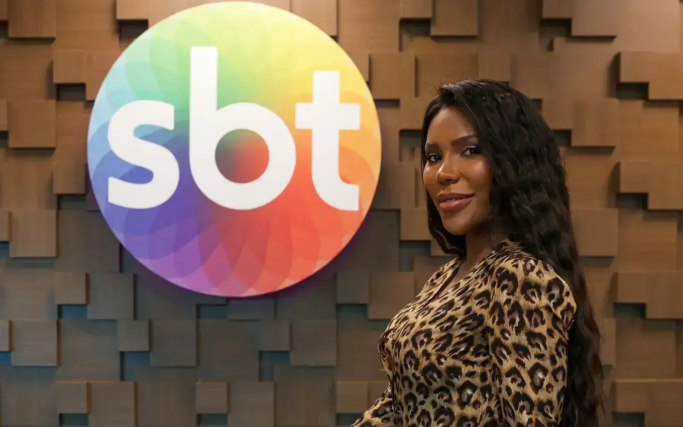 Carol Lekker é contratada pelo SBT após tatuar logo da emissora no pulso
