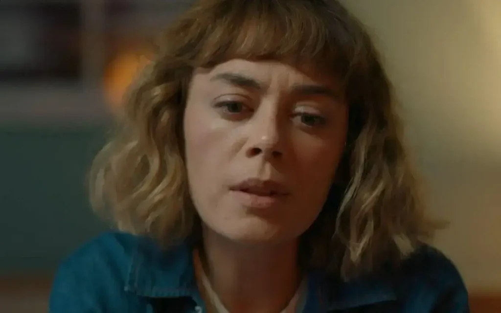 Cemre enfrenta dilema judicial para ficar com a filha em Chamas do Destino