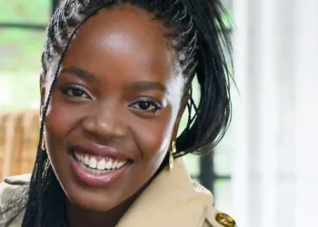 Clara Moneke reflete sobre sua trajetória e descobertas como atriz