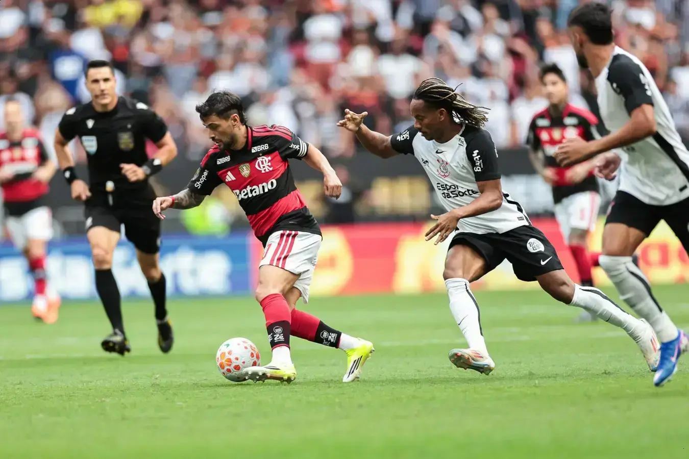 Como Flamengo e Corinthians se Tornaram os Gigantes do Futebol Brasileiro