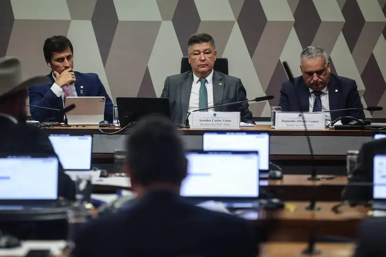 CPI do INSS enfrenta pressões que comprometem investigações eficazes