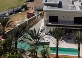Cristiano revela sua mansão com lago artificial no interior de SP