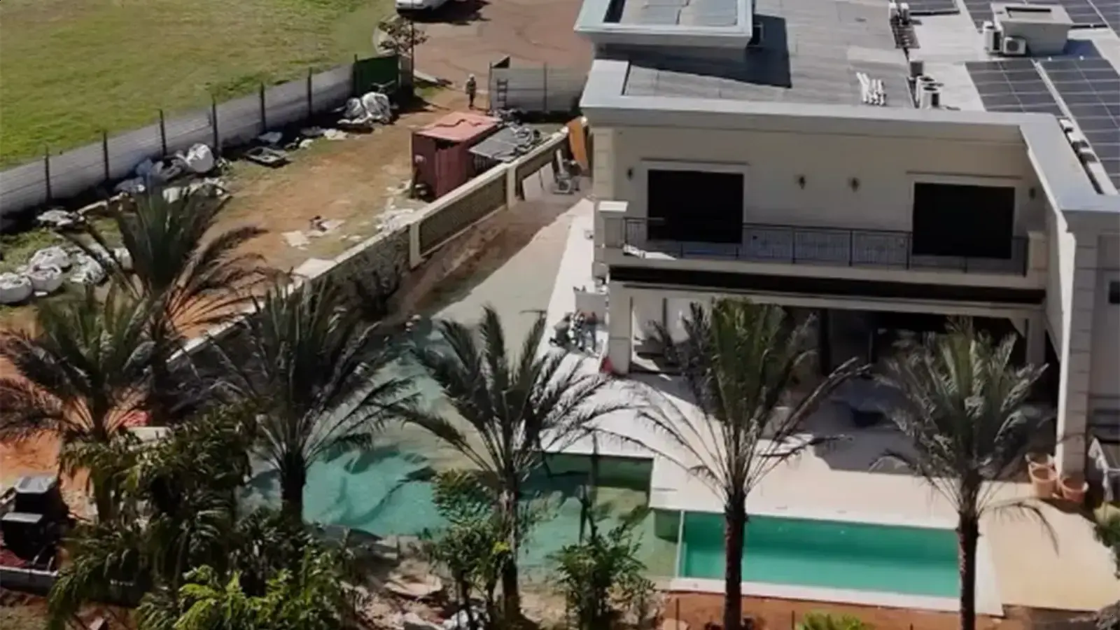 Cristiano revela sua mansão com lago artificial no interior de SP