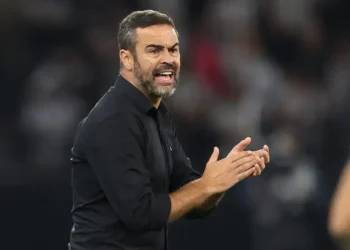 Cruzeiro avança nas negociações com Artur Jorge e aguarda liberação do Al-Rayyan