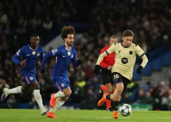 Cucurella flerta com retorno ao Barcelona enquanto Chelsea vive crise