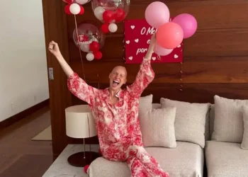 Dani Gondim celebra remissão em tratamento contra câncer