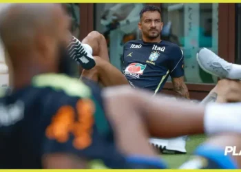 Danilo é o novo titular na lateral da Seleção Brasileira contra a Croácia