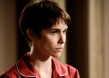 Débora Falabella negocia volta à sequência da novela Avenida Brasil