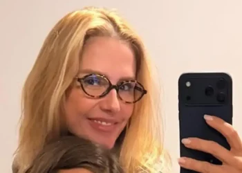 Deborah Secco se derrete ao mostrar selfie com a filha Maria Flor
