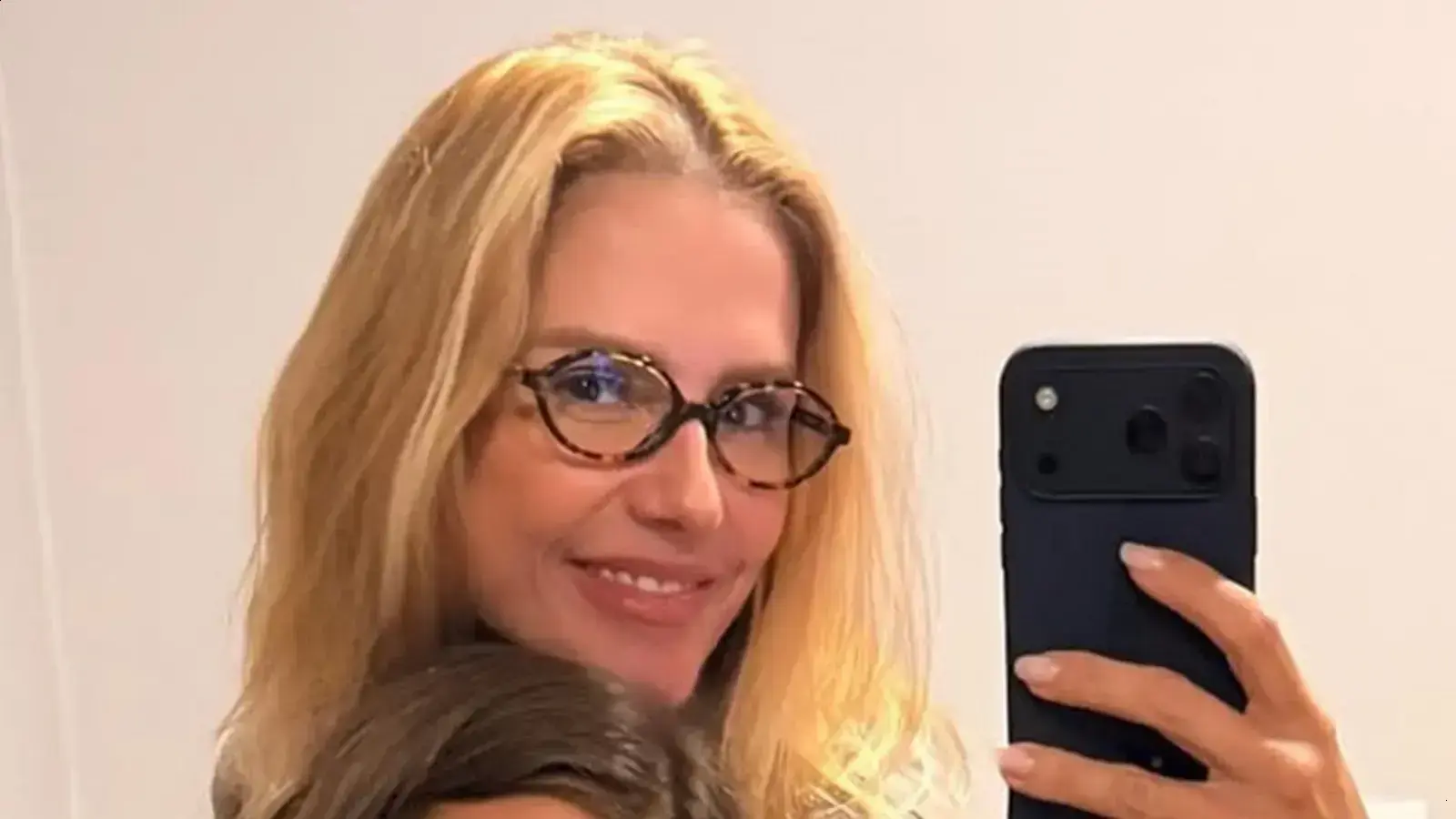 Deborah Secco se derrete ao mostrar selfie com a filha Maria Flor