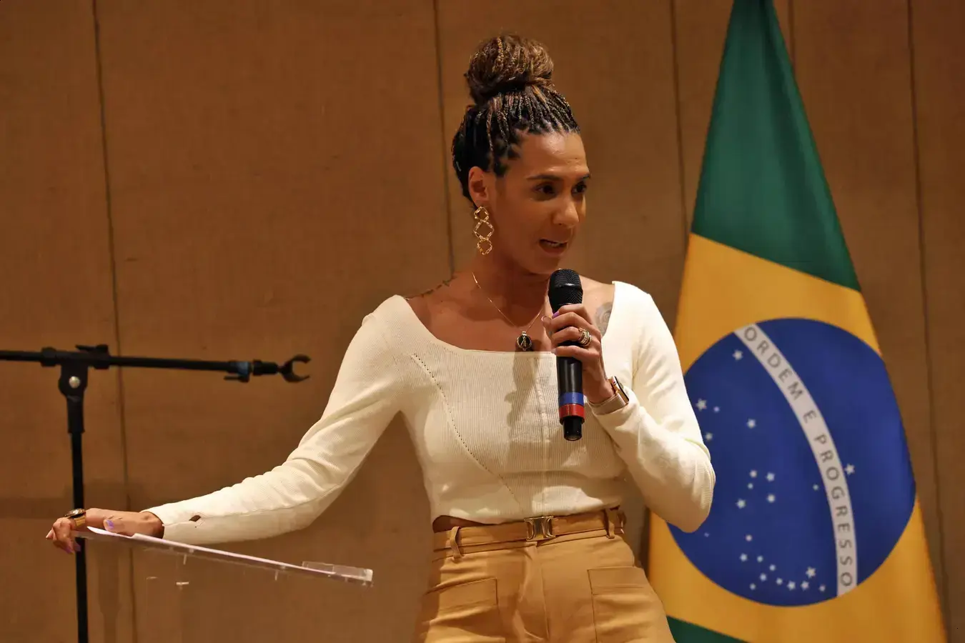 Denúncia contra Silvio Almeida inspira mulheres a falarem sobre agressão