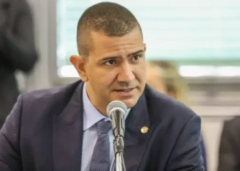 Douglas Ruas é eleito presidente da Alerj em meio a crise política
