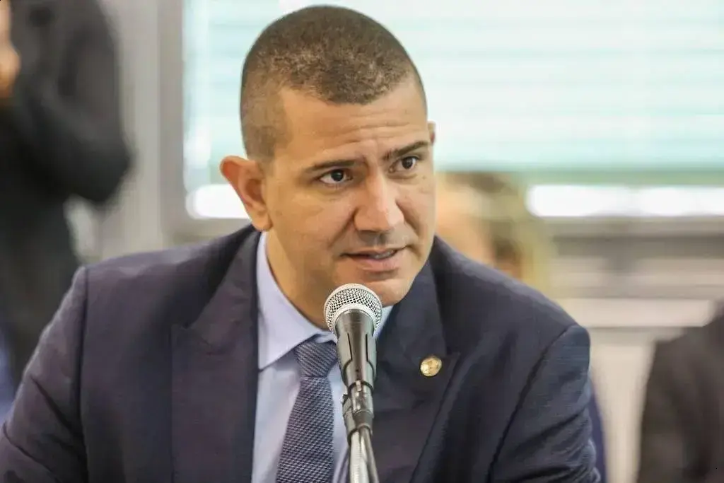Douglas Ruas é eleito presidente da Alerj em meio a crise política