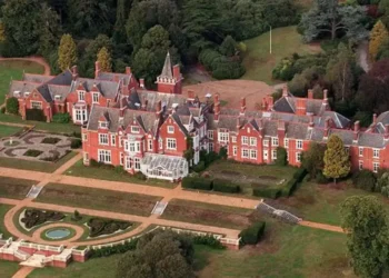Duque de Edimburgo completa 62 anos em mansão luxuosa de US$ 39 milhões