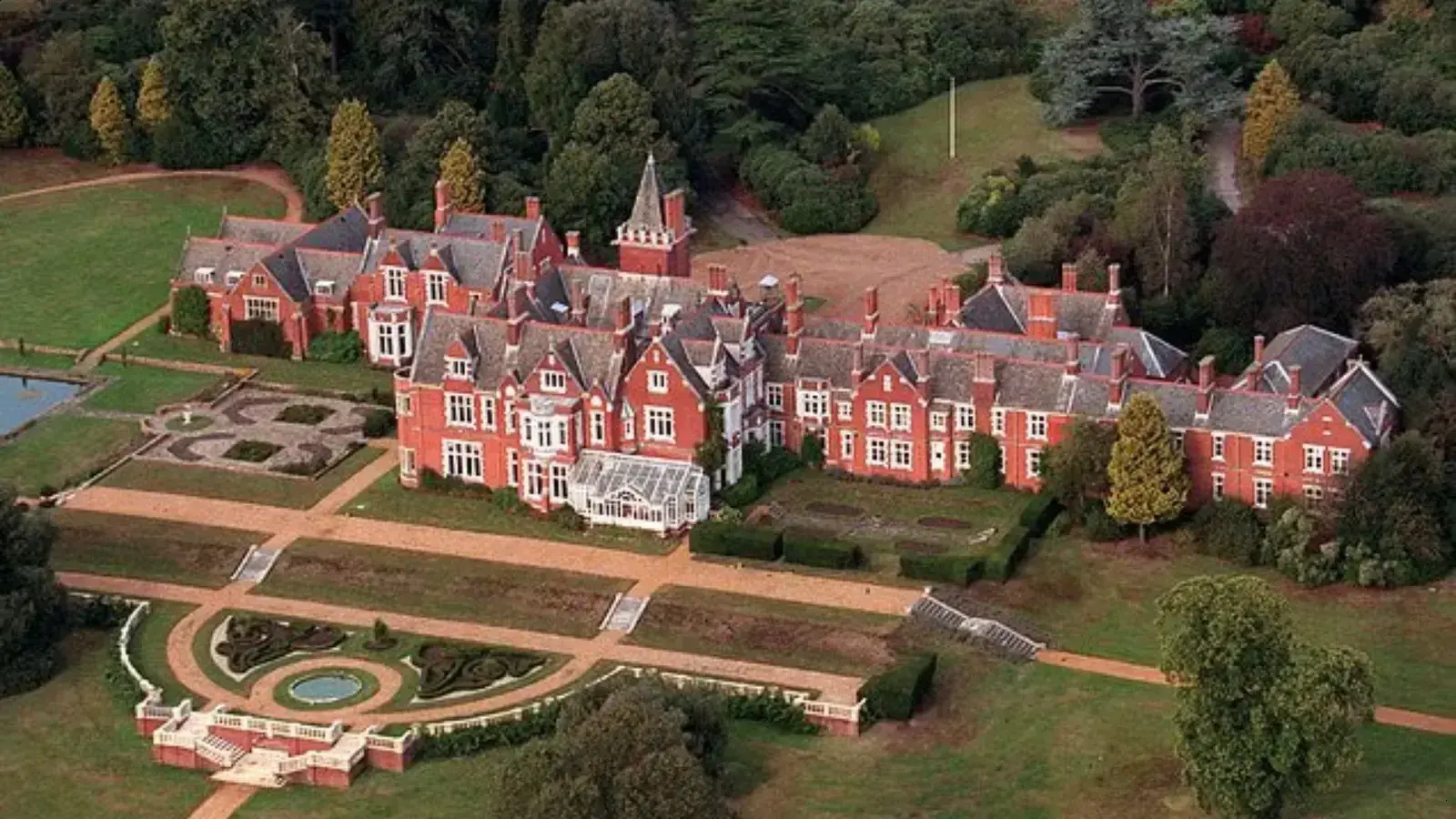 Duque de Edimburgo completa 62 anos em mansão luxuosa de US$ 39 milhões