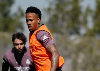 Éder Militão treina com o Real Madrid e se aproxima da volta aos campos