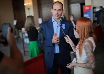 Eduardo Bolsonaro afirma que pai continua a liderar a direita brasileira