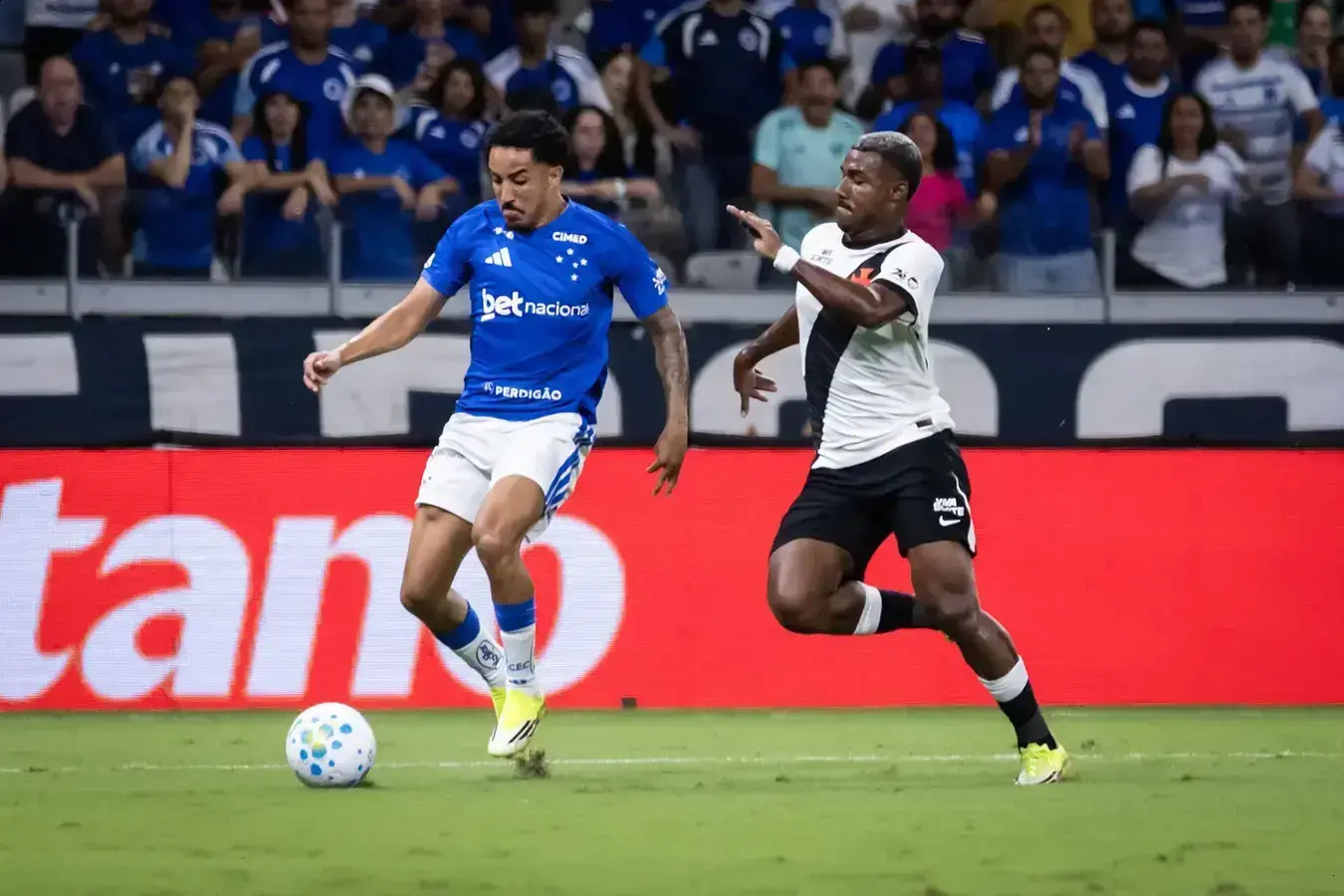 Em jogo emocionante, Cruzeiro e Vasco empatam 3 a 3 no Mineirão