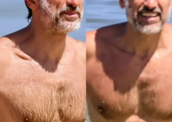 Eriberto Leão exibe boa forma durante dia na praia do Leblon