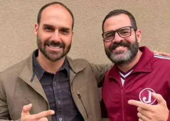 Ex-assessor de Eduardo Bolsonaro se afasta após falta de contato