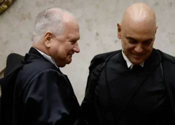 Fachin e Moraes debatendo o encerramento do inquérito das fake news