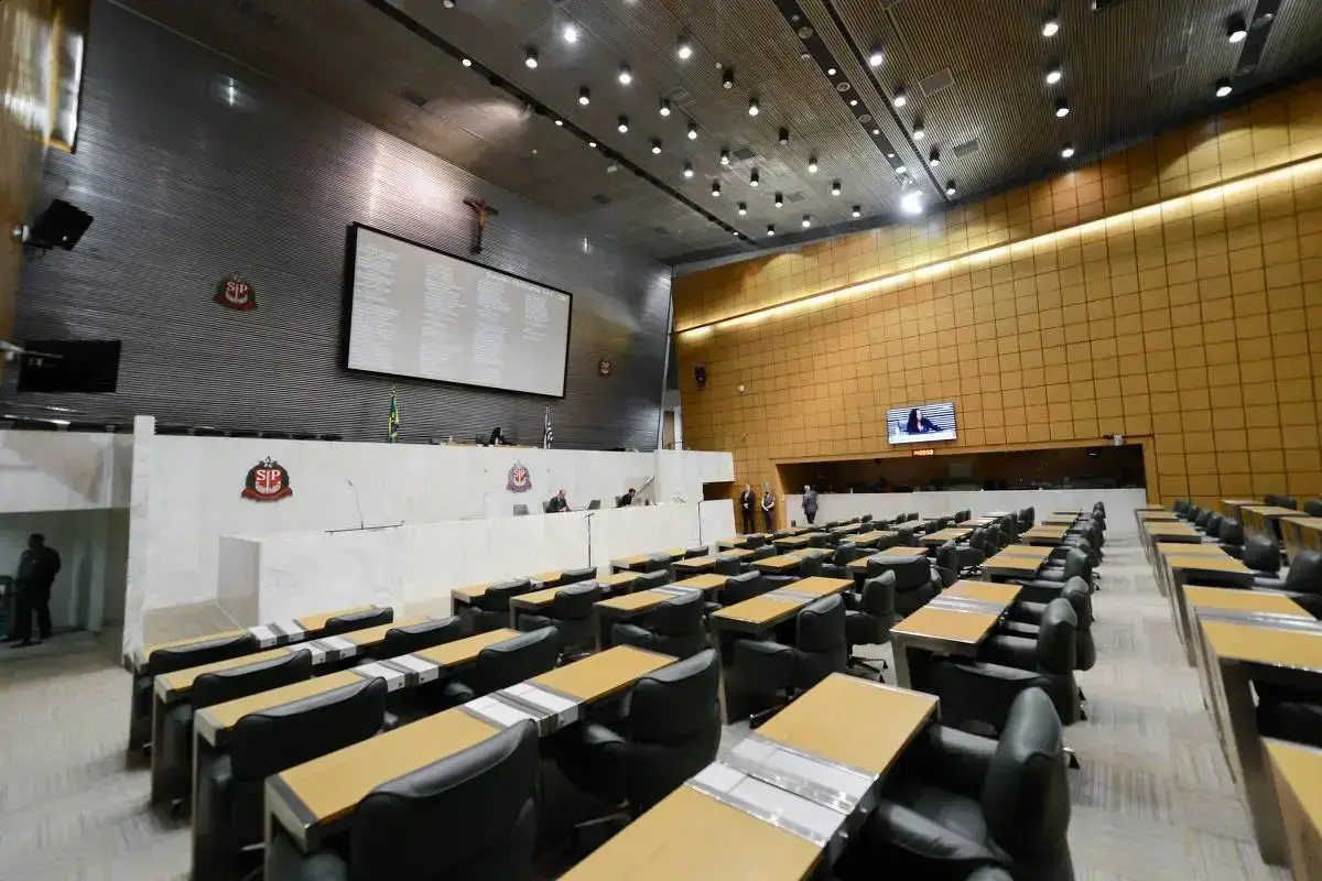 Faltas dos Deputados em São Paulo atingem 17% nas sextas-feiras