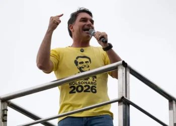 Flávio Bolsonaro critica terceira via e atrai atenção com jingle polêmico