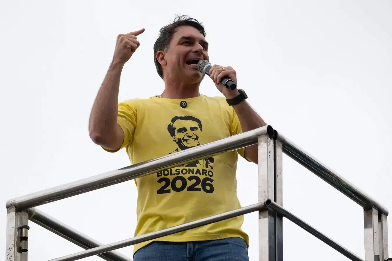 Flávio Bolsonaro critica terceira via e atrai atenção com jingle polêmico