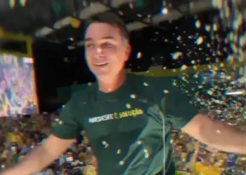 Flávio Bolsonaro dança em busca de jovens e repercussão divide opiniões