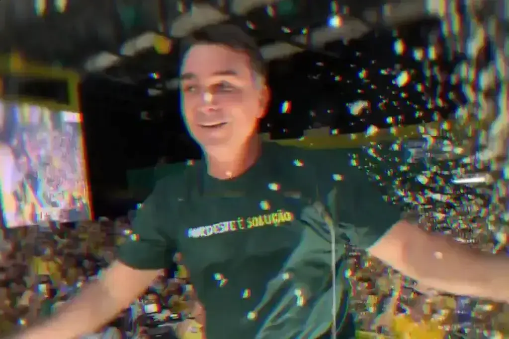 Flávio Bolsonaro dança em busca de jovens e repercussão divide opiniões