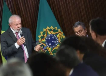 Flávio Bolsonaro pode entregar Brasil aos EUA, afirma Lula a ministros
