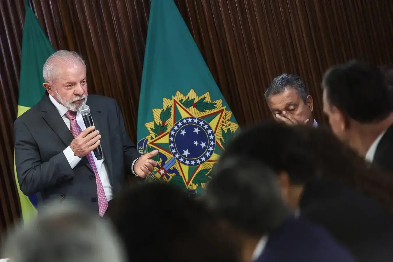Flávio Bolsonaro pode entregar Brasil aos EUA, afirma Lula a ministros