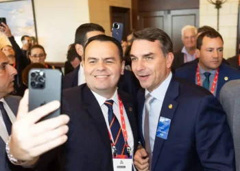 Flávio Bolsonaro propõe reatar laços com Tarcísio e Michelle em evento nos EUA