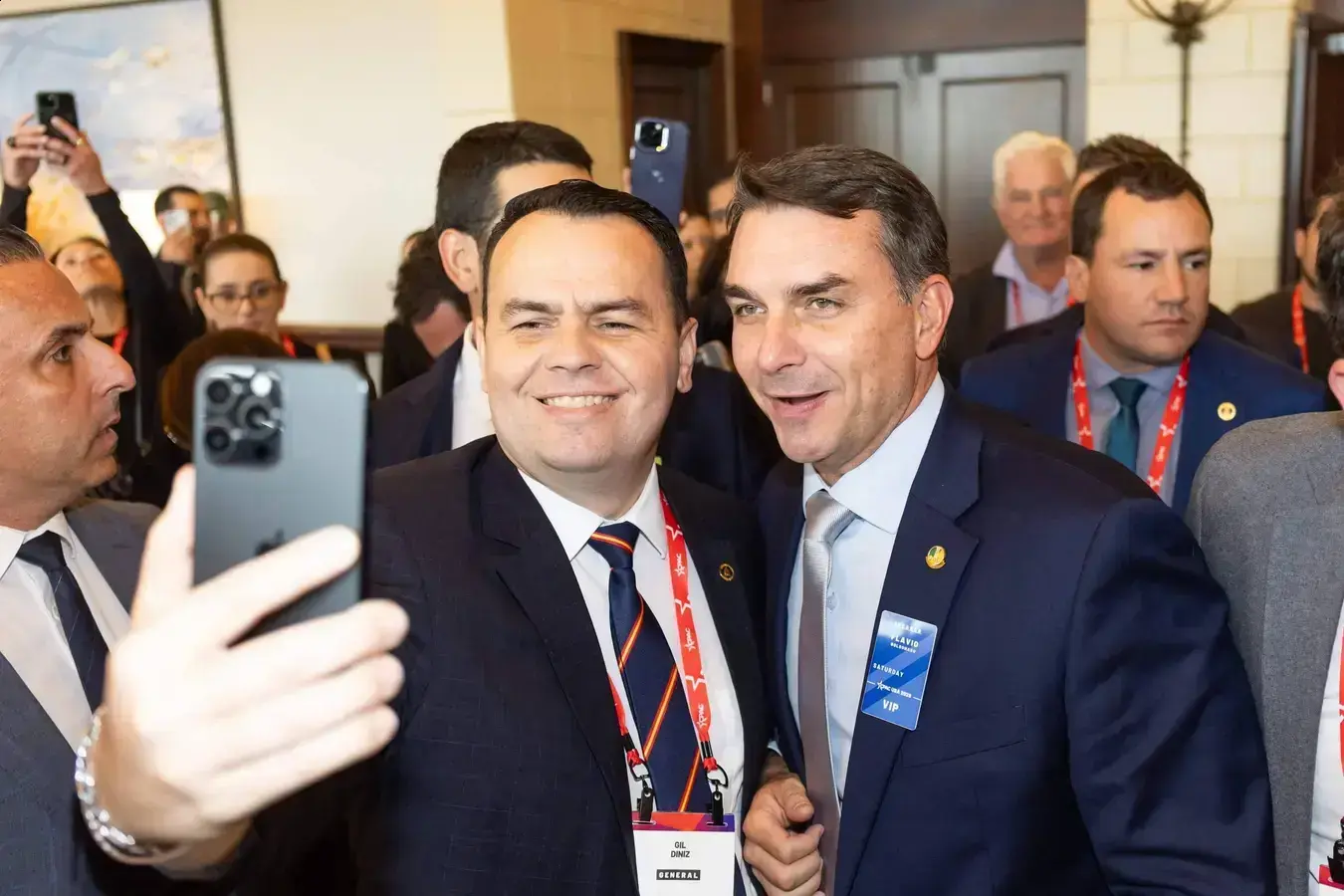 Flávio Bolsonaro propõe reatar laços com Tarcísio e Michelle em evento nos EUA