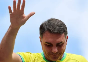 Flávio Bolsonaro registra boletim de ocorrência por ameaça em Brasília